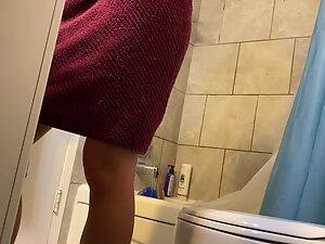 Spying on sister's pussy right after shower Picture 4