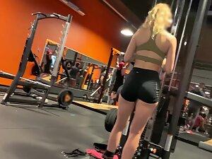 Gym voyeur watches a fit blonde during exercise Picture 1