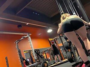 Gym voyeur watches a fit blonde during exercise Picture 4