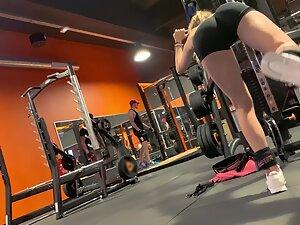 Gym voyeur watches a fit blonde during exercise Picture 6