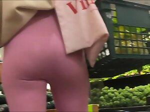 Skinny girl looks sexy in her pink leggings Picture 4