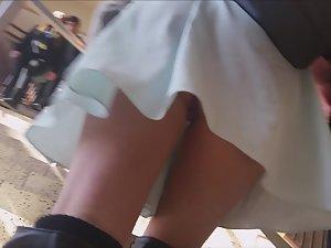 Upskirt of sexy college girl Picture 1