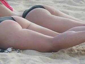 Nice young butts on the beach Picture 3