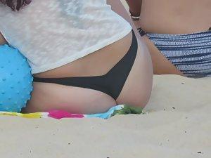 Nice young butts on the beach Picture 5