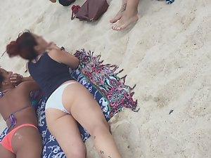 Nice young butts on the beach Picture 6