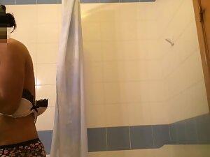 Spying on fit roommate naked in bathroom Picture 8