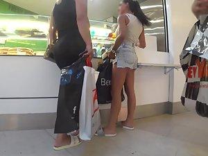 Voyeur examines a gorgeous girl in shorts Picture 7