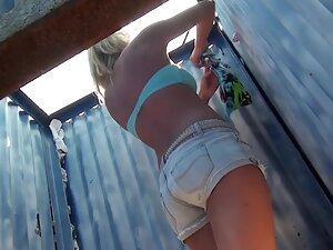 Peeping on blonde's pussy in the beach cabin Picture 1