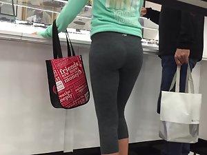 Casual hottie got a nice fit ass in dark grey leggings Picture 3