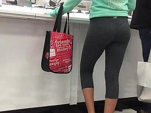 Casual hottie got a nice fit ass in dark grey leggings Picture 4