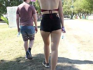 Shorty and tall friend walking together Picture 3