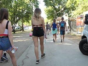 Shorty and tall friend walking together Picture 4