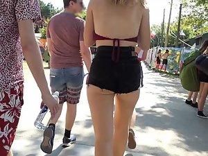 Shorty and tall friend walking together Picture 8