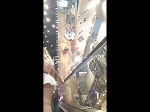 Too short white skirt makes upskirt possible Picture 3