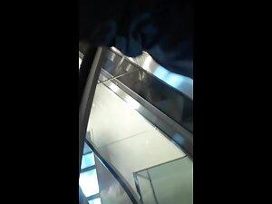 Too short white skirt makes upskirt possible Picture 6