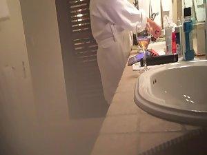 Wife does her make up and gets spied Picture 2