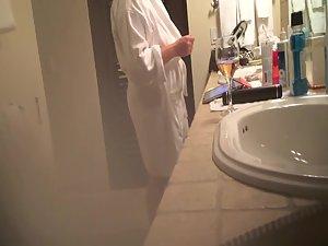 Wife does her make up and gets spied Picture 3