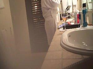 Wife does her make up and gets spied Picture 4