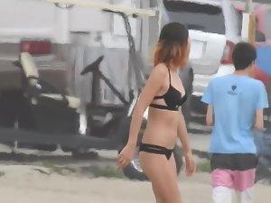 Voyeur checks out where will beach hottie go Picture 7