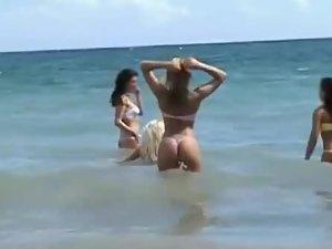 Amazing girls entering the ocean Picture 3