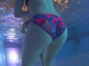 Underwater view of hot bubble butt in bikini Picture 3