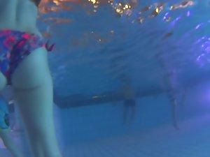 Underwater view of hot bubble butt in bikini Picture 6
