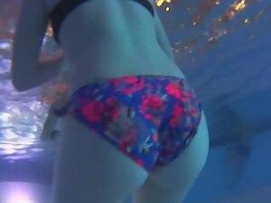Underwater view of hot bubble butt in bikini