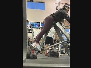 Many tight butts in the gym Picture 1