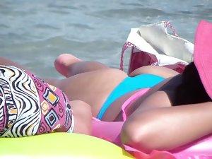 Small round ass of the girl with pink hat Picture 6