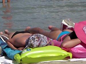 Small round ass of the girl with pink hat Picture 7