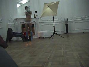 Spying a model girl during a photo shoot Picture 4