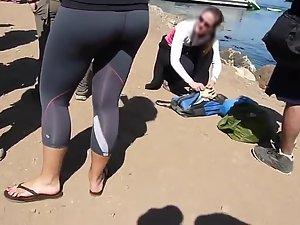 Booty in tights gets spied by a voyeur Picture 5
