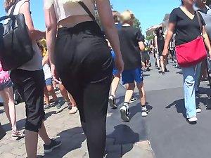 Big buttocks slap against each other Picture 1