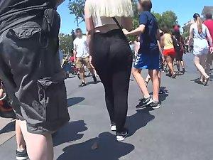 Big buttocks slap against each other Picture 2