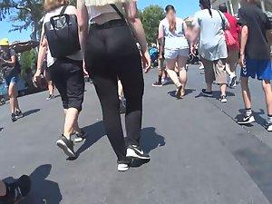 Big buttocks slap against each other Picture 3
