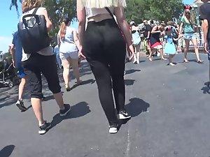 Big buttocks slap against each other Picture 4