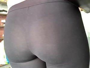 Thong seen through tights from a mile away Picture 3