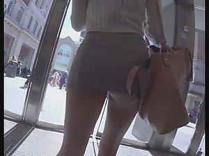 Miniskirt reveals redhead's hot ass Picture 3