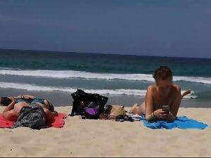 Topless girl gets up carelessly after suntanning Picture 1