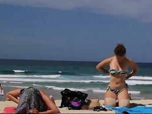 Topless girl gets up carelessly after suntanning Picture 6