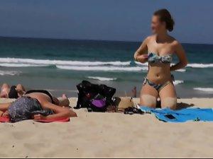 Topless girl gets up carelessly after suntanning Picture 7