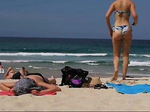 Topless girl gets up carelessly after suntanning Picture 8