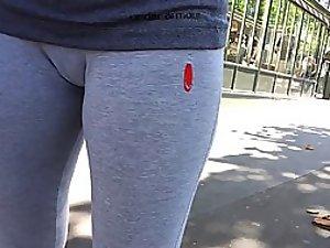 Cameltoe of a running girl Picture 1