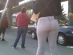 Spying a fabulous big butt in jeans Picture 1