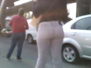 Spying a fabulous big butt in jeans Picture 7