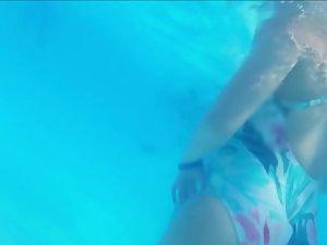 Underwater view of big butt shaking like jello Picture 3