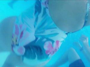 Underwater view of big butt shaking like jello Picture 6