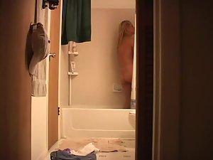 Ex girlfriend spied while under shower Picture 3