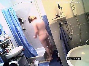 Chubby teen girl caught shaving pussy Picture 4