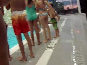 Teen with bubble butt jumps in swimming pool Picture 3
